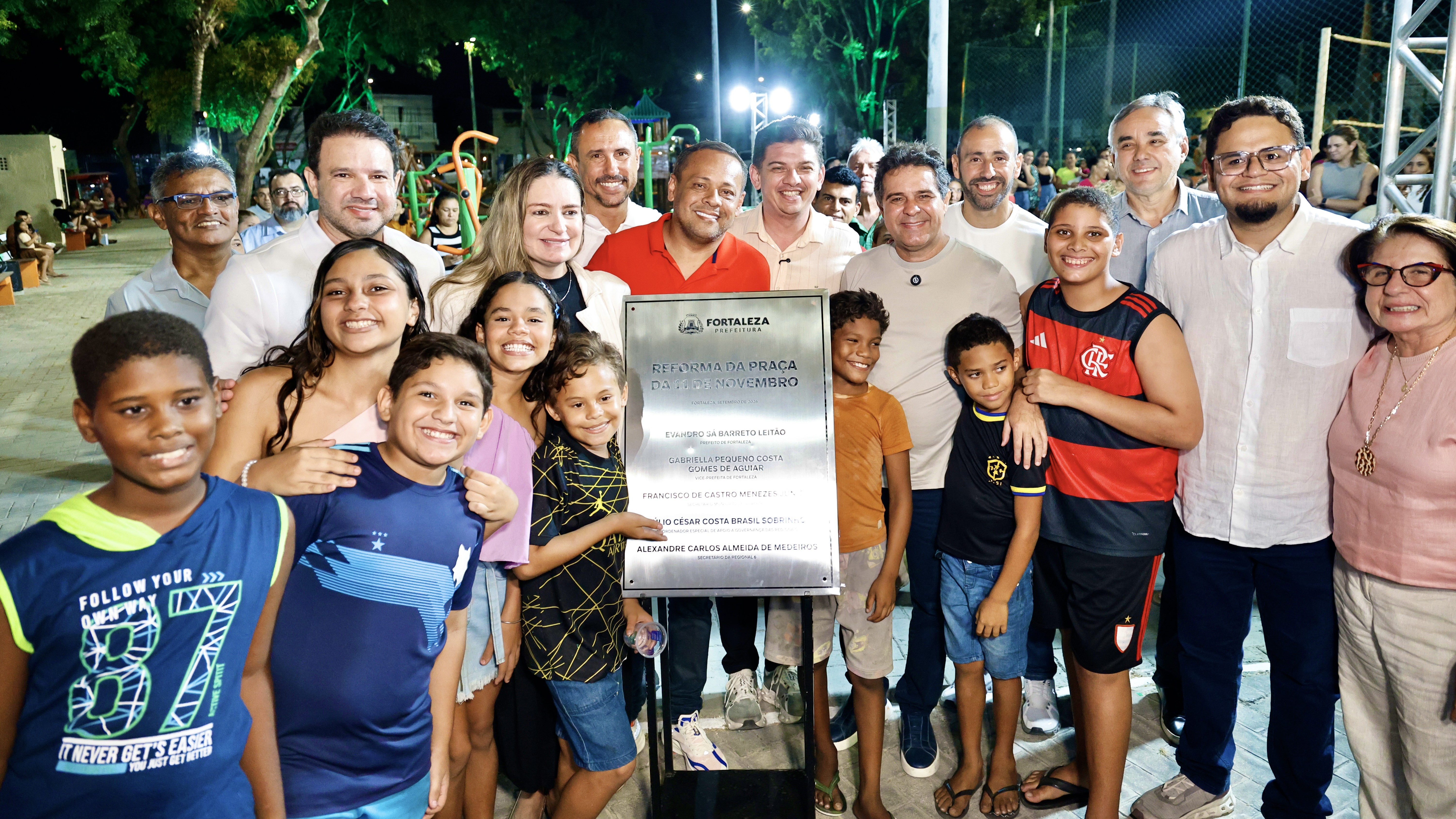 grupo de pessoas posa para a foto